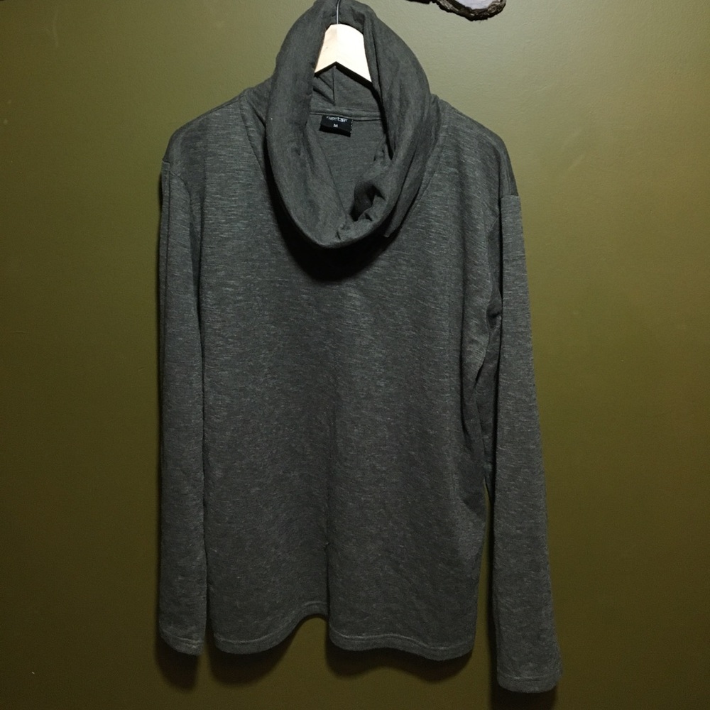 Hooded neck long sleeve shirt